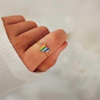 Anello di fidanzamento per matrimonio in oro 18 carati con simpatico design a forma di cuore e arcobaleno