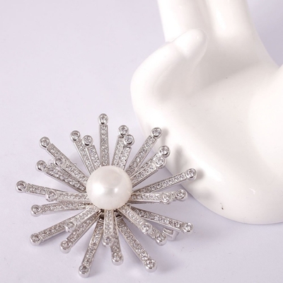 Snowflower White Pearl e White CZ Broche di moda fatte a mano per donne