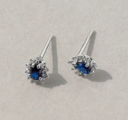 Semplicemente orecchini da 18K dorati di perla zaffiro e zircone bianco per il fidanzamento