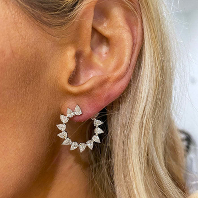 Unici orecchini a goccia tagliata CZ Stud in forma semicircolare rivestiti di rodio per donne