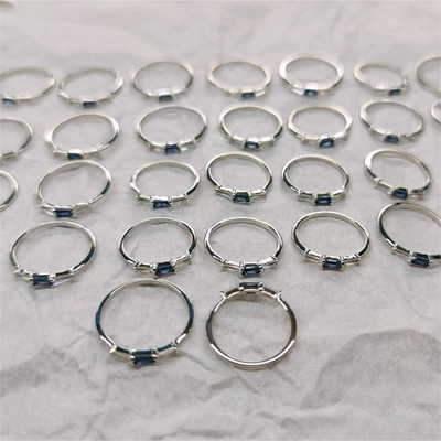 Gioielli pregiati Anelli di diamanti di tre pietre personalizzati per donne in oro placcato 14K 18K