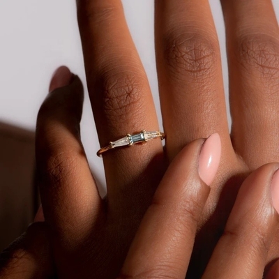 Gioielli pregiati Anelli di diamanti di tre pietre personalizzati per donne in oro placcato 14K 18K