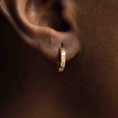 Orecchini di stile 14K oro Vermeil Star Set diamanti abbracciare cerchi per lo stile senza sforzo
