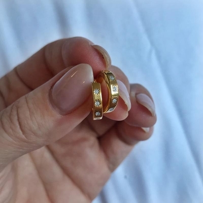 Orecchini di stile 14K oro Vermeil Star Set diamanti abbracciare cerchi per lo stile senza sforzo