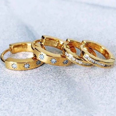 Orecchini di stile 14K oro Vermeil Star Set diamanti abbracciare cerchi per lo stile senza sforzo