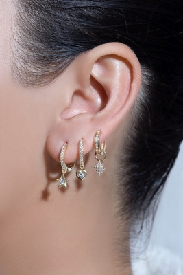 Mini Dangle Heart CZ Huggie auricolari placcati in oro aggiungono un tocco di fascino al tuo look