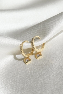 Mini Dangle Heart CZ Huggie auricolari placcati in oro aggiungono un tocco di fascino al tuo look