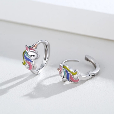 Unicorno rivestito di rodio coloratissimo smalto abbracciate orecchini per adolescenti gioielli di moda