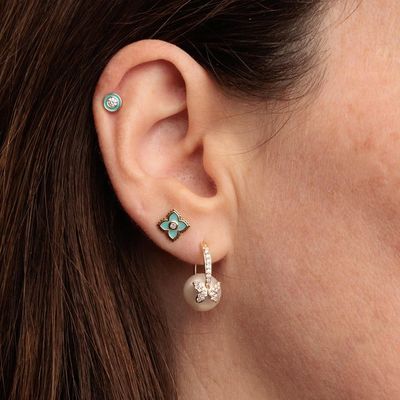Orecchini a lobo a fiore mini in smalto turchese placcati oro 18K su argento sterling 925
