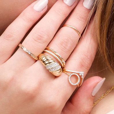 Platino Rivestimento Rotondo Taglio Brillante Anello a Cupola Diamante Per Donne Gioielli Pregiati OEM / ODM