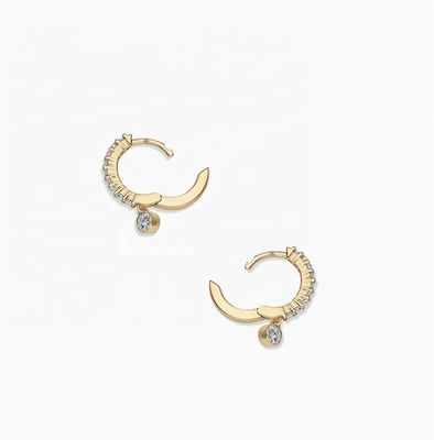 Orecchini Huggie con pavé di zirconi placcati in oro 14K alla moda, con diametro del profilo di 9,5 mm e caduta totale di 12 mm