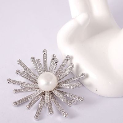 Snowflower White Pearl e White CZ Broche di moda fatte a mano per donne