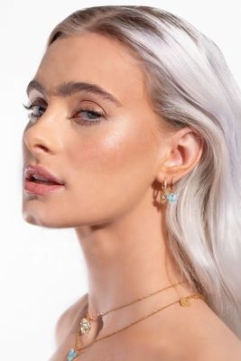 Mini Dangle Heart CZ Huggie auricolari placcati in oro aggiungono un tocco di fascino al tuo look