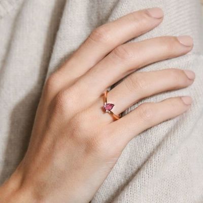 Rosso oro placcato 925 Sterling Silver Pear Cut viola zaffiro anello curvo impilabile