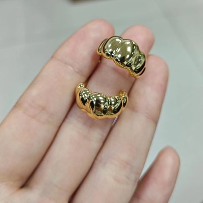 Orecchini Crescent Stud in oro 18K rivestiti di rodio Eleganti orecchini per donne, perfetti per la festa