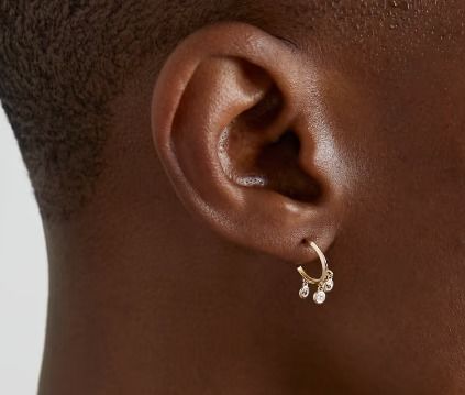 Orecchini di cerchiera in ottone placcato in oro 14K con sistemazione a cerniera di zircone