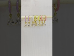 Orecchini a croce a per taglio di zirconia cubica bianca e smalto rosa